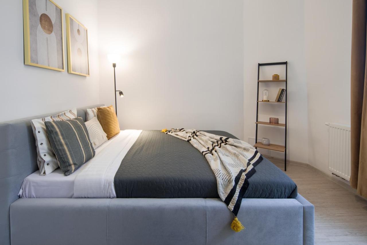 Wawelove Pilsudskiego - 3 Bedroom Apt. With Balcony And Free Parking! Krakow Bagian luar foto