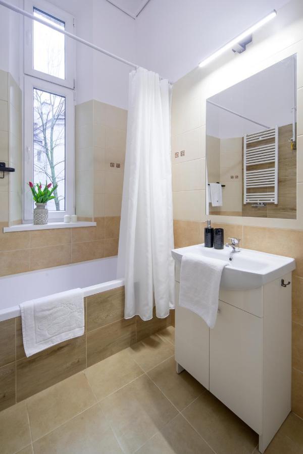Wawelove Pilsudskiego - 3 Bedroom Apt. With Balcony And Free Parking! Krakow Bagian luar foto